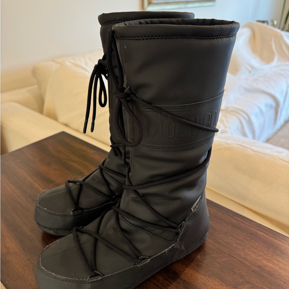 Slightly used Black Moon Boot in great  condition